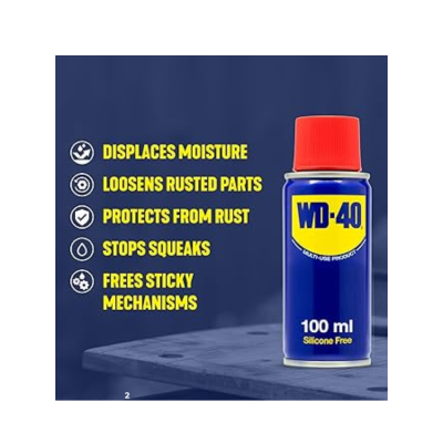 Application de WD-40 sur une chaîne de vélo ou une serrure