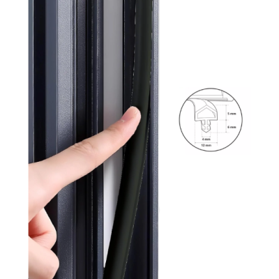 Installation d'un joint en caoutchouc noir sur une porte